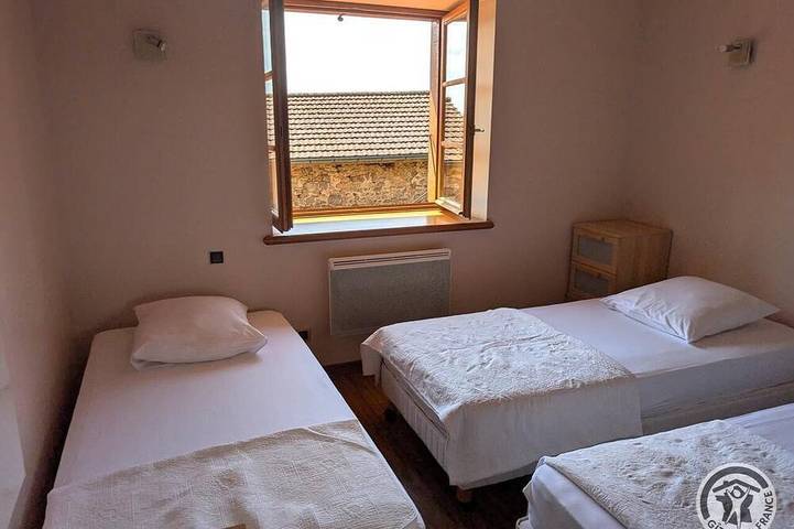 Location de vacances pour 5 personnes, avec Terrasse ainsi que Jardin et Piscine à Poule-les-Écharmeaux - 3