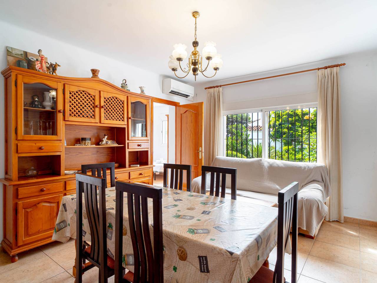 Bungalow lumineux avec jardin privé à Nerja, 3 chambres pour 6 in Playa de Burriana, Nerja