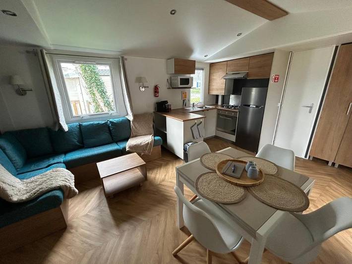 Camping pour 8 personnes, avec jacuzzi ainsi que terrasse et piscine, animaux acceptés