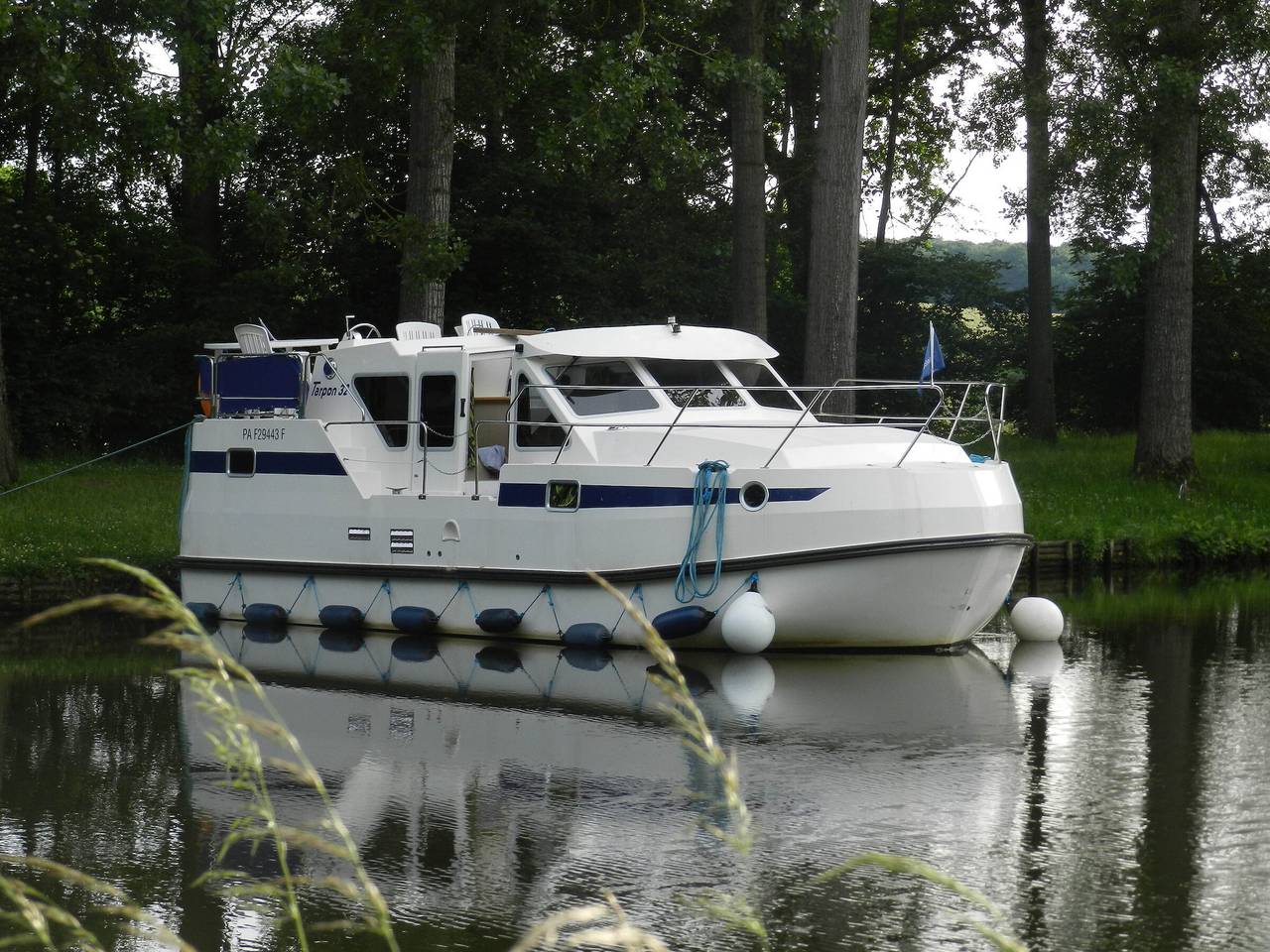 Séjour Insolite sur Bateau Confortable: 8 Couchages, 2 Cabines, Espace Extérieur Aménagé in Digoin, Région de Charolles