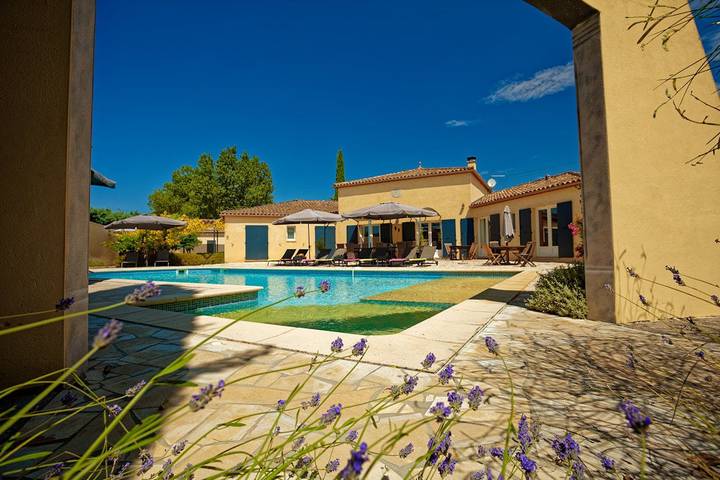 Chambre d’hôte pour 4 personnes, avec piscine et jardin, animaux acceptés à Vacquières