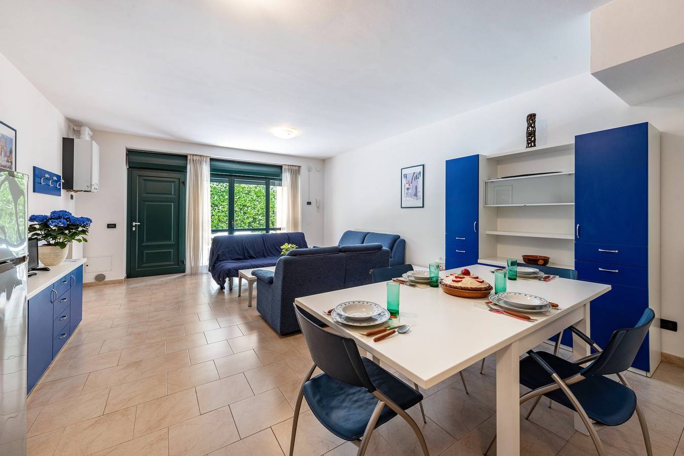 Ganze Wohnung, Ferienwohnung "Trilocale Le Vele 5" mit Bergblick, privater Terrasse und Wlan in Maderno, Toscolano-Maderno