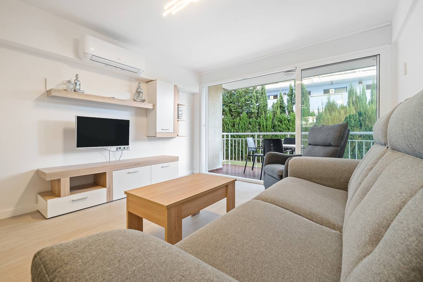 Appartement entier, Appartement 'Logroño' avec piscine partagée, terrasse privée et climatisation. in Salou, Costa Dorada