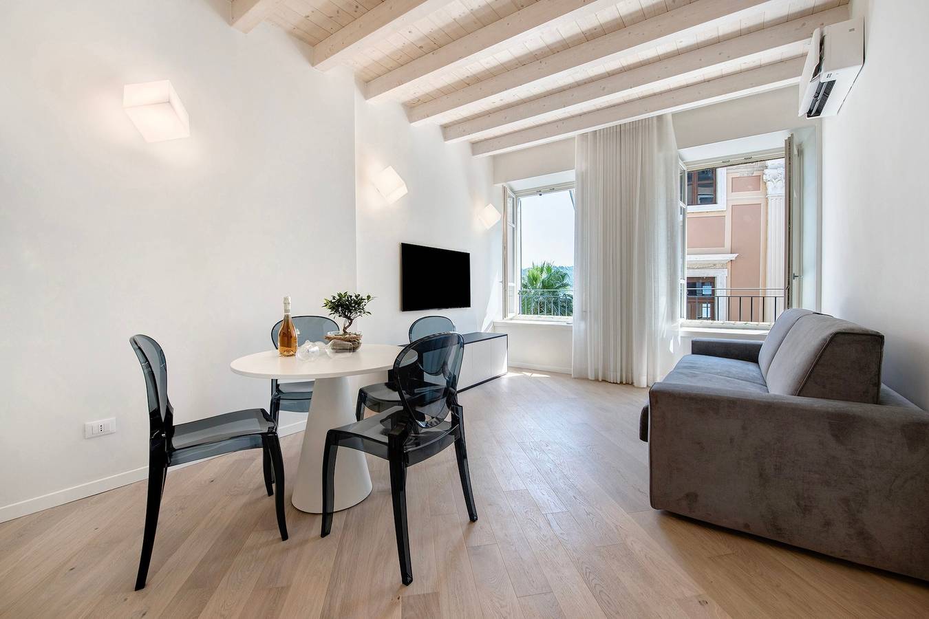 Geheel appartement, Appartement 'Flat 1' met uitzicht op het meer, draadloos internet en airconditioning in Salò, Garda Bergen