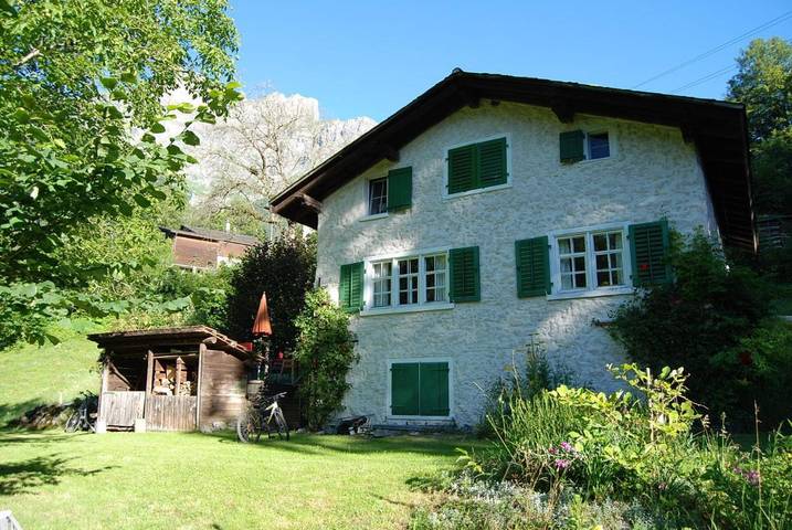 Ferienhaus für 10 Personen, mit Terrasse und Garten sowie Ausblick in Kanton Glarus