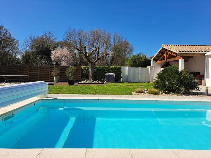 Location de vacances pour 2 personnes, avec Terrasse et Jardin ainsi que Piscine et Vue à Aigrefeuille-d'Aunis