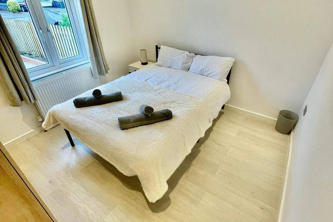 Entire holiday apartment, 3 Bed Flat - Sleeps 6 - Parking - Wifi in King's Hedges Ward, Cambridge