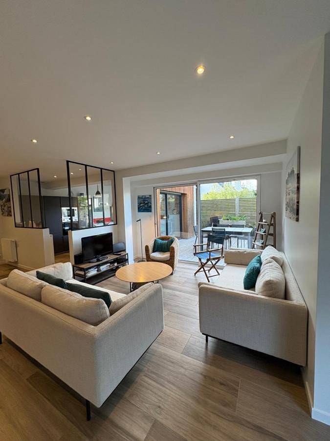 Location de vacances pour 17 personnes, avec terrasse et jardin dans Plage du Béchet - 3