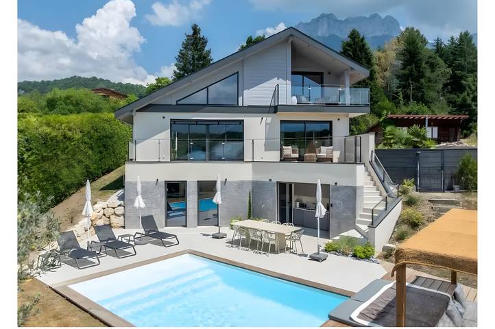 Holiday rental for 8 people, with sauna and garden as well as lake view in French Alps