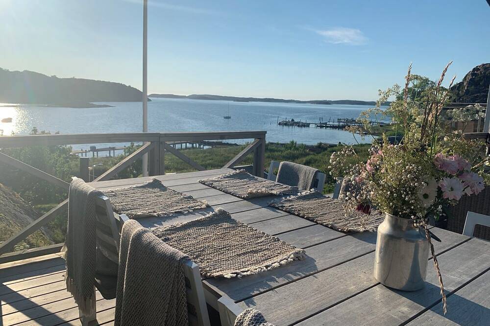 Design beach house with beautiful sea view, lounge terrace and jacuzzi in Ellös, Orust