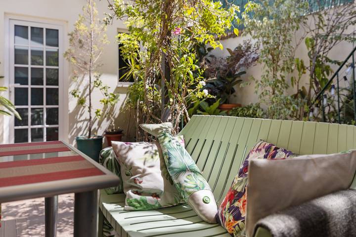 Relaxing Suite in Estrela with Shared Terrace and Wi-Fi in Lapa, Lisbon