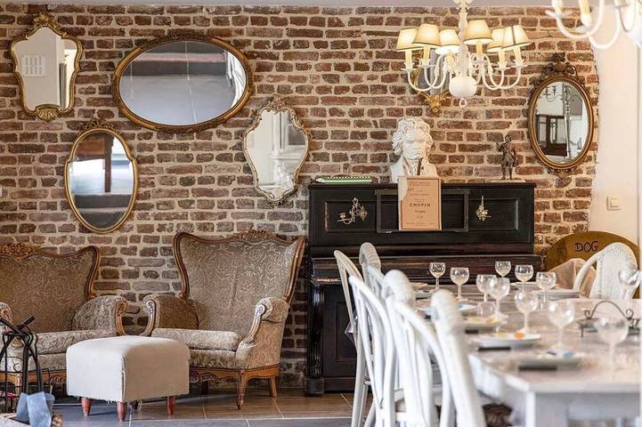 Location de vacances pour 12 personnes, avec balcon dans Éprave