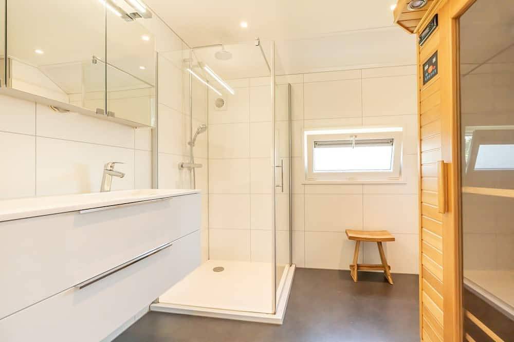 Dit chalet is uitgerust met een gashaard en infraroodsauna. in Burgh-Haamstede, Zeeuwse Kust