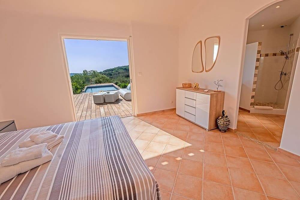 Villa Proche Des Plages Piscine Chauffee Au Calme Vue Degagee in Porto-Vecchio, Arrondissement de Sartène