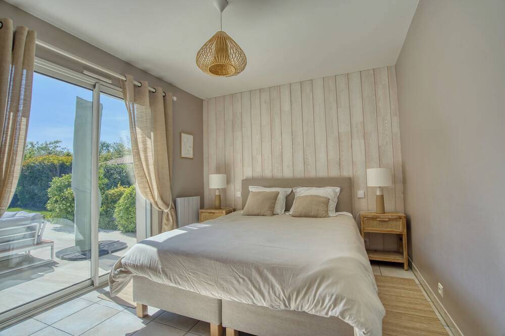 House sleeps 11 between sea and forest in Saint-Trojan-les-Bains, Île d'Oléron in Saint-Trojan-les-Bains, Côte de Beauté