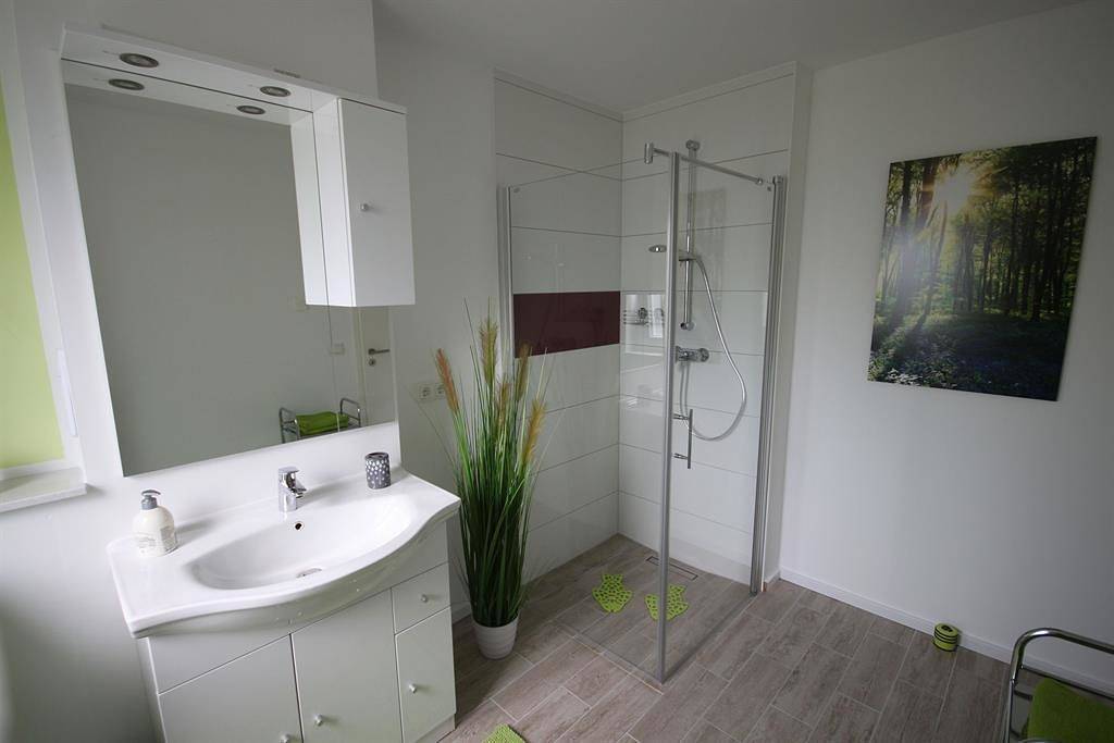 Geheel vakantieappartement, Appartement, douche of bad, terras in Oberfell, Osteifel