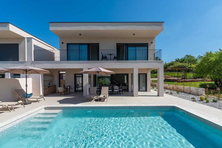 Ferienhaus für 8 Personen, mit Balkon und Terrasse sowie Pool in Kosinozici