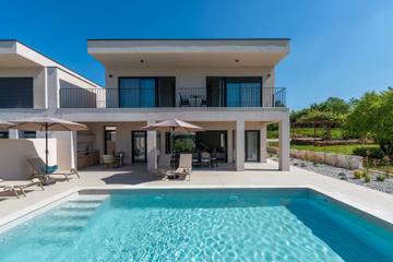 Ferienhaus für 8 Personen, mit Balkon und Pool in Kosinozici