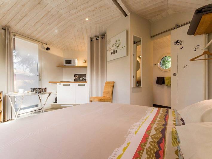 Cabane perchée avec lit king-size, salle d'eau, kitchenette, Tv, Wi-Fi et petit-déjeuner inclus in Port-Saint-Père, Région de Nantes
