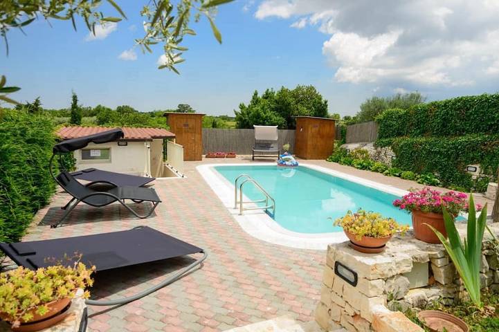 Villa pour 5 personnes, avec terrasse ainsi que jardin et piscine à Noci
