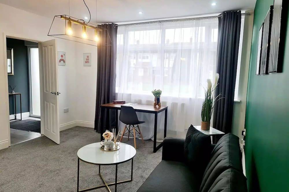 Stylish 3Br | Free Parking | Near Windsor & M4 in Slough, Berkshire