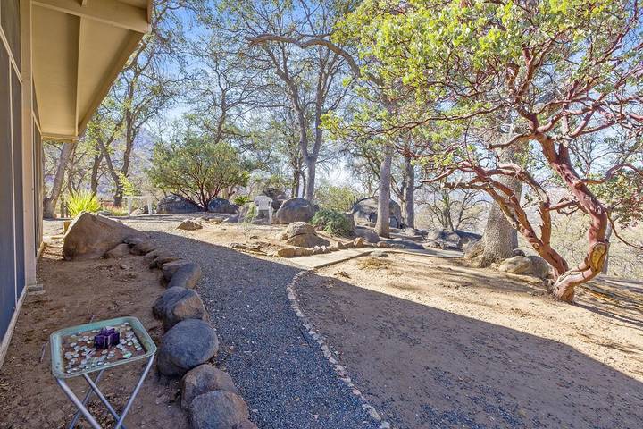 Vacation rental for 11 people, with terrace and yard as well as hot tub in Sequoia National Park