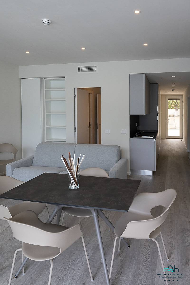 Entire apartment, Porticcioli Boutique Apartments Resort Panoramic Suite Bilo für 4 Personen  in San Felice del Benaco, Garda Mountains