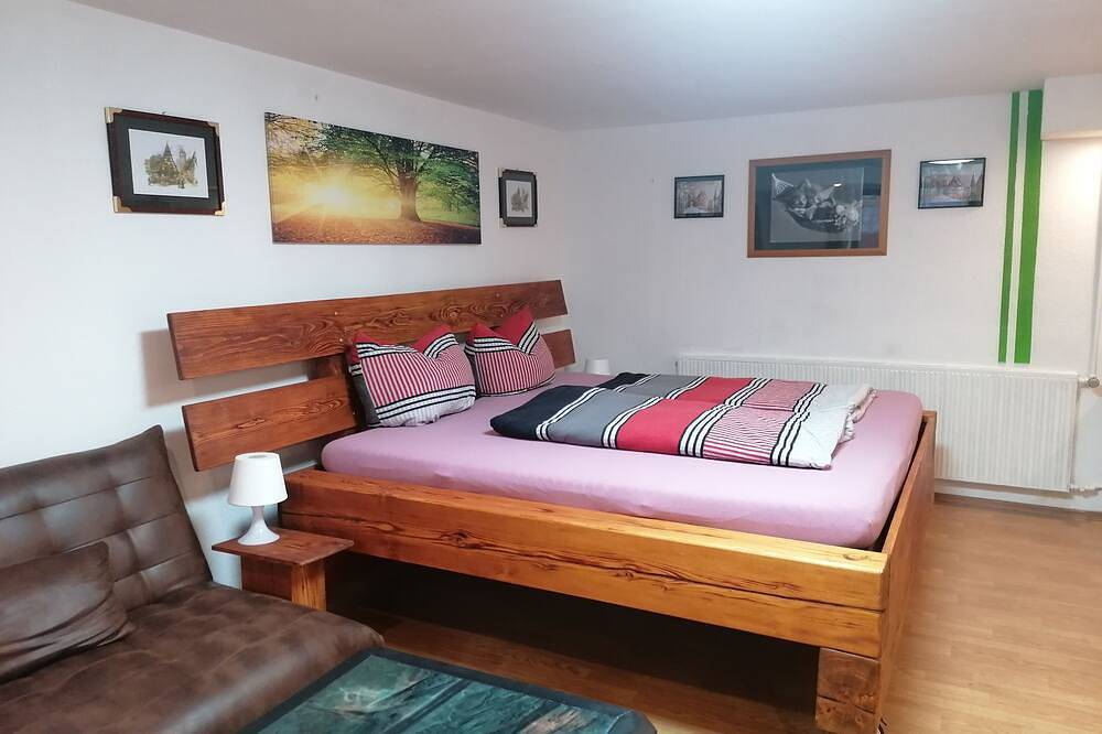 Ganze Wohnung, Erst 2022 neu renovierte Souterrainferienwohnung, nur 3 km neben Rothenburg in Gebsattel, Taubertal