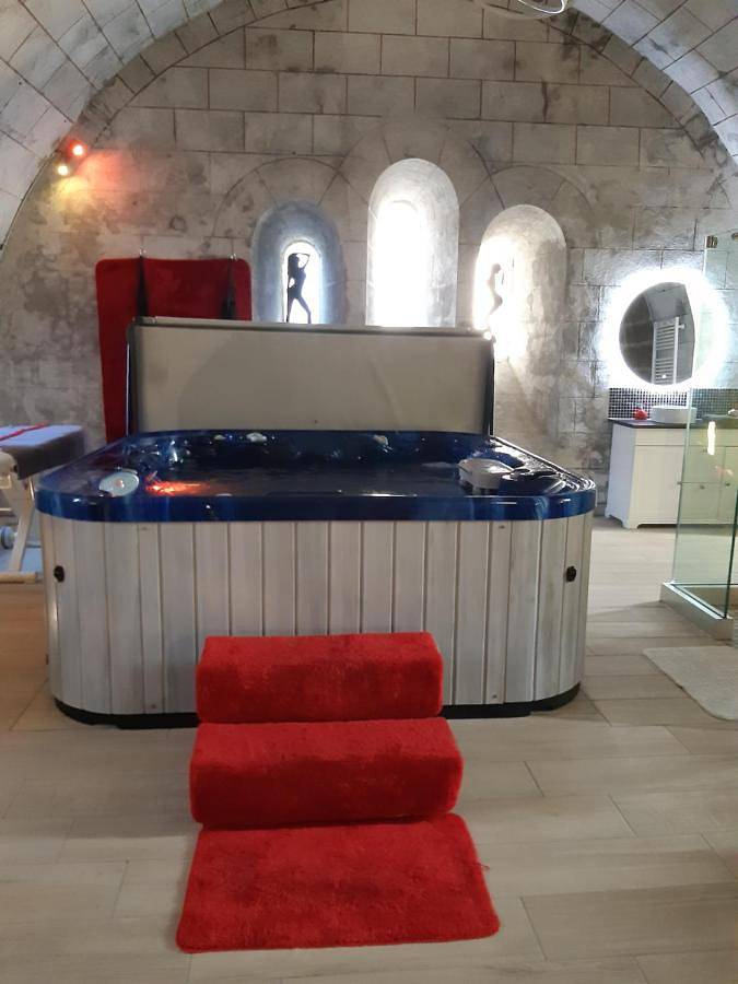 Hôtel pour 2 personnes, avec terrasse et jacuzzi à Ambrières-les-Vallées - 4