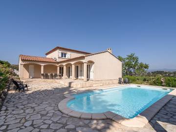 Cottage pour 8 personnes, avec piscine ainsi que jardin et terrasse à Oupia