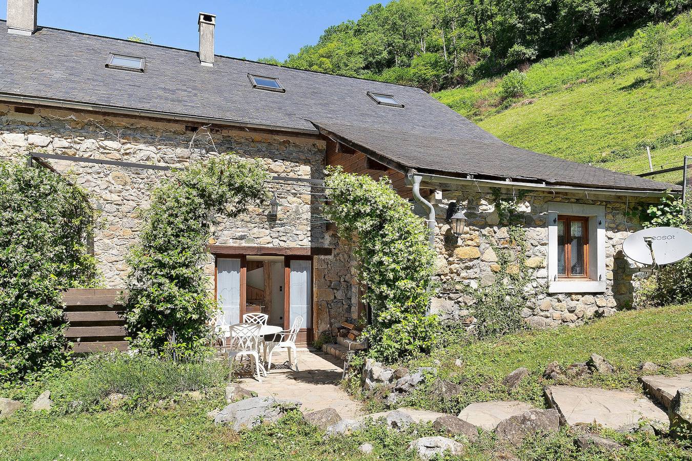 Maison de vacances « Les Trois Maisons - Gîte Jaune » avec vue montagne, piscine partagée et Wi-Fi in Osse-en-Aspe, Béarn