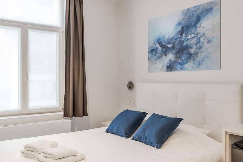Geheel appartement, Elegant room with private bathroom near city center in Brugge, West-Vlaanderen