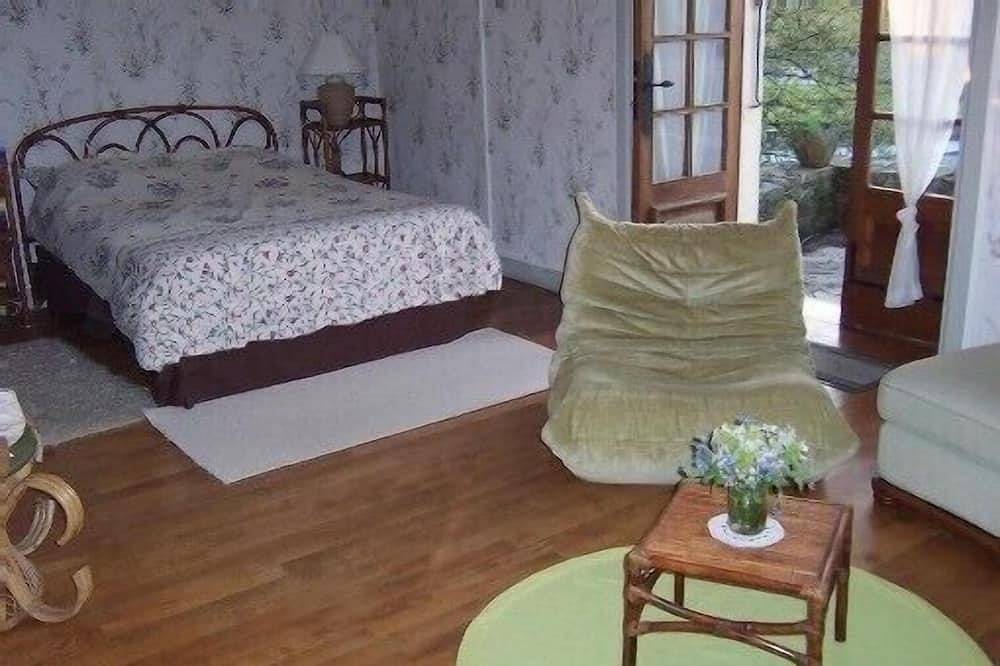 Périgord-Limousin, belle maison de village dans un jardin au pied du château in Jumilhac-le-Grand, Parc naturel régional Périgord-Limousin