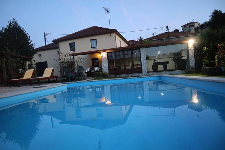 Casa de férias para 7 pessoas, com jardim e piscina e ainda vista, com animais de estimação em Paredes de Coura