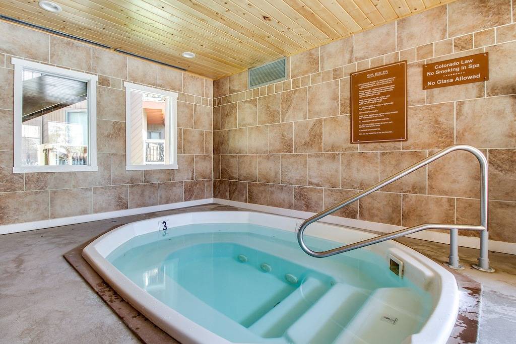 Ganze Wohnung, Gemütliche Wohnung mit eigenem Balkon, Gemeinschaftspool und Whirlpool - in der Nähe von Golf - Hunde Ok! in Arapahoe Basin