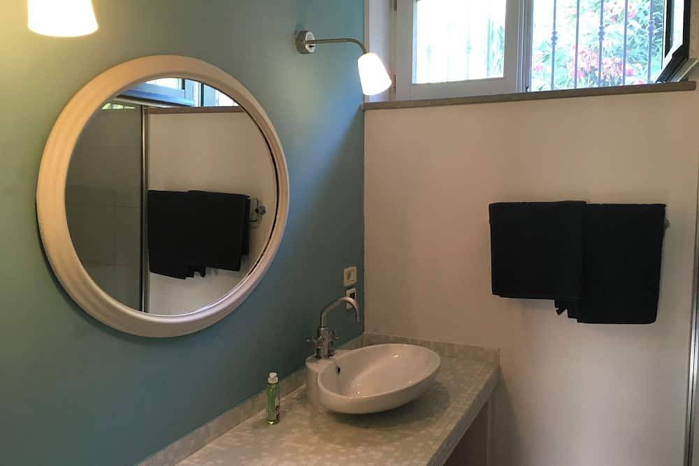 Entire apartment, Vacation apartment with large natural stone terrace, sea view guaranteed in Santa Maria di Castellabate, Cilento