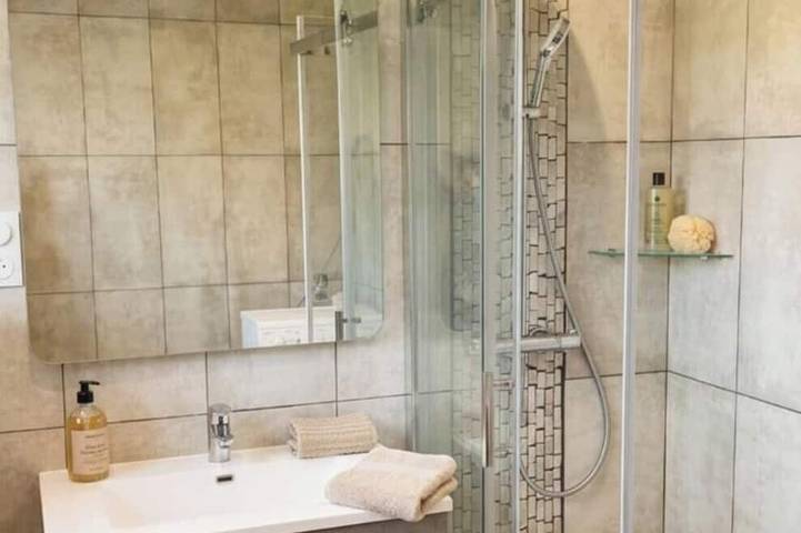 Large house with Panoramic-Morvan view, Lac de Pannecière within walking distance in Montigny-en-Morvan, Naturpark Morvan
