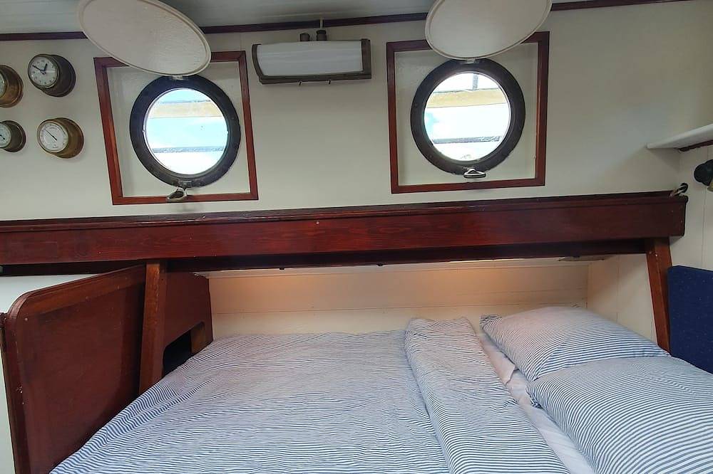 Nescio - Unique overnight stay on the water in Boornzwaag, Friesland