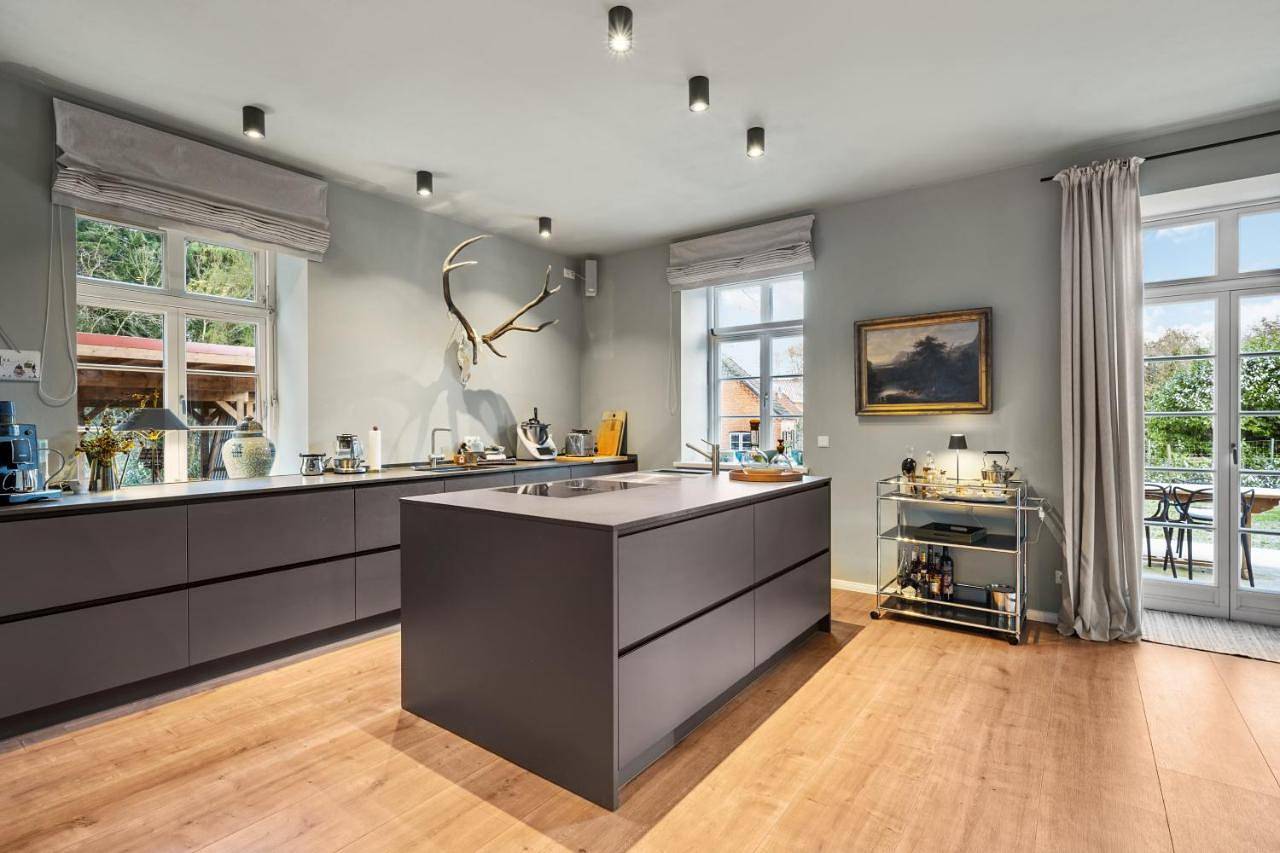 Gut Kletkamp "Försterei" - Freistehendes Backsteinhaus mit 4 Schlafzimmern ruhig am Waldrand gelegen I Kamin I Garten & Terrasse I 15 Min zur Ostsee I 3 Bäder I Küche I Parkplatz I Wlan in Kletkamp, Südliche Ostseeküste