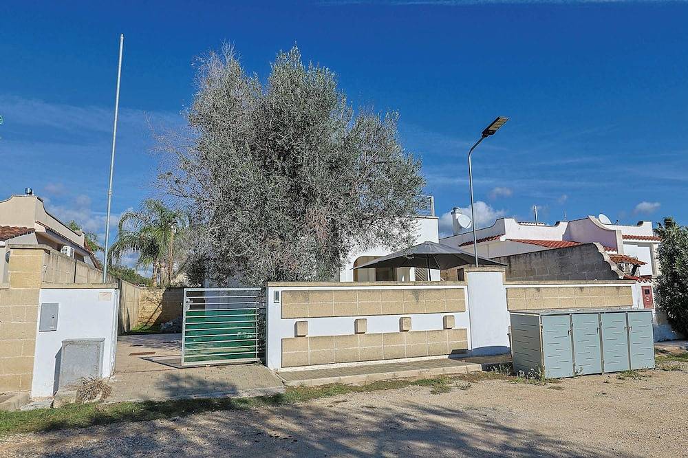 Boomerang Villas 5 – Villa indipendente con Jacuzzi riscaldata e giardino privato a pochi passi dalla Salina dei Monaci in Manduria, Golf von Tarent