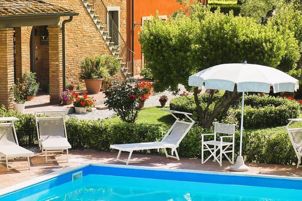 Ganze Wohnung, 40 sqm apartment located on the first floor consisting of a living room with double sofa bed and satellite Tv, equipped kitchenette, refrigerator.A double bedroom and bathroom. Private parking. in Castagneto Carducci, Etruskische Küste