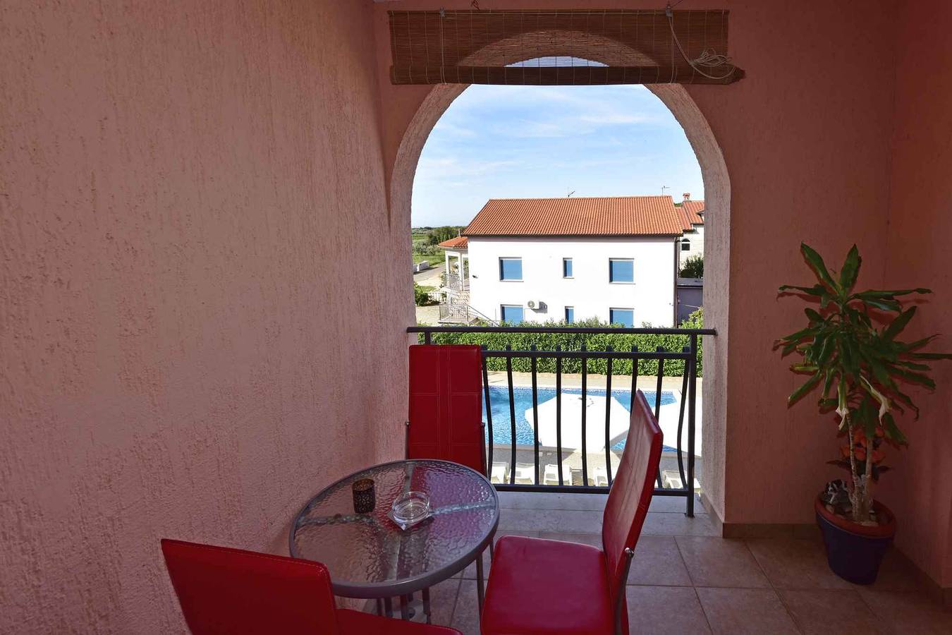 Geheel vakantieappartement, Vakantieappartement met buitenzwembad  in Novigrad, Mareda