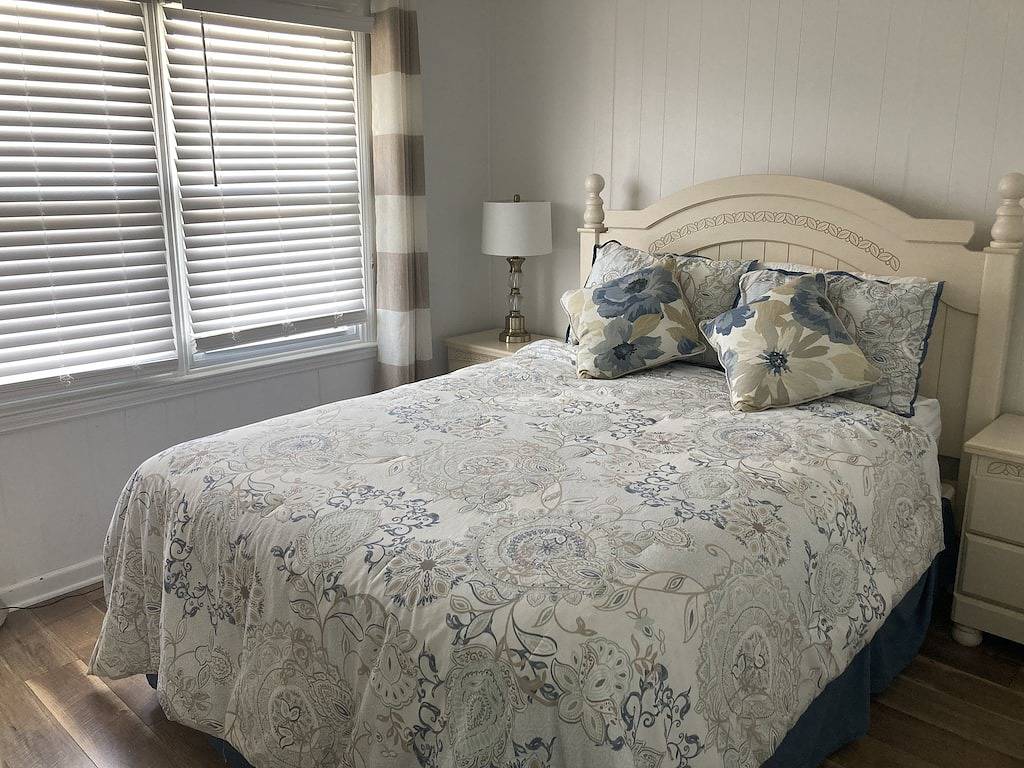 Just steps to the beach, bar, and playground park! in Surf City, Topsail Island