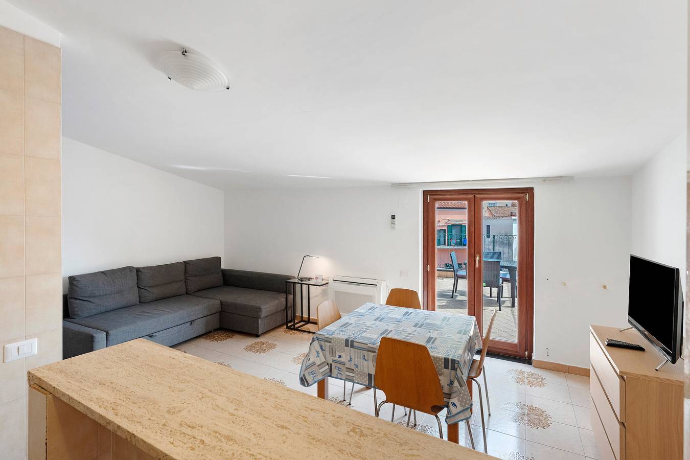 Apartamento entero, Apartamento 'Ce Tour - Casa Cetara Centro 1' con Terraza Privada, Wi-Fi y Aire Acondicionado in Cetara, Costa Amalfitana