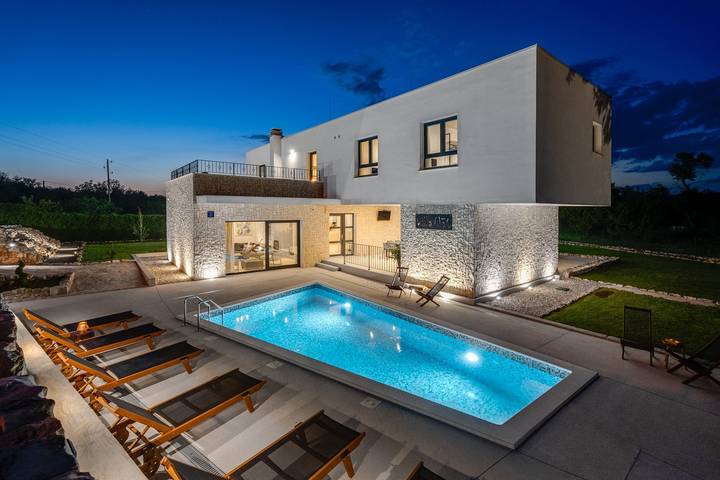 Moderne Villa M30 - privater beheizter Pool,3 Schlafzimmern mit Bad, absolute Privatsphäre in Dalmatinisches Zagora