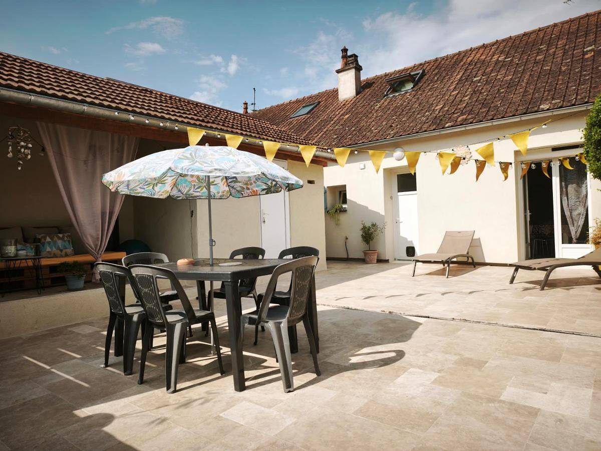 Appartement de vacances entier, Chambre privée climatisée avec jardin et parking in Saint-Yorre, Région de Vichy