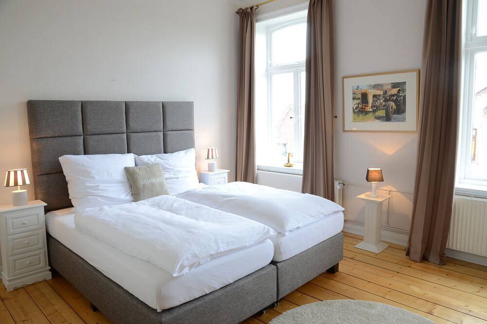 Ganze Wohnung, Kernsanierter Altbau inklusive Kachelofen, Flügeltüren und direktem Wasserblick in Harburg (Hamburg), Hamburg