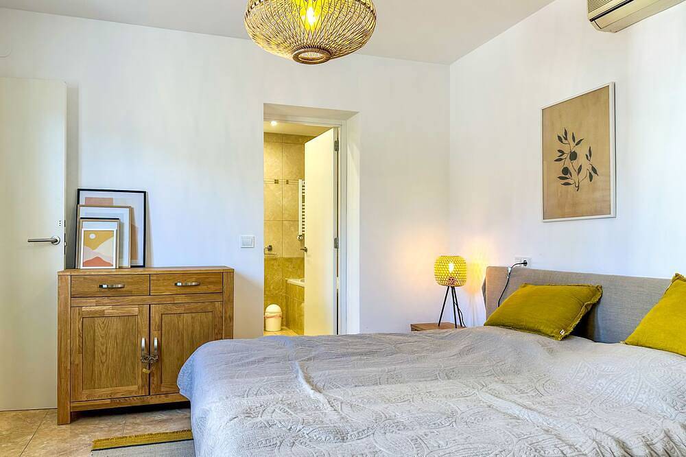 Capacity 12 people. Villa with pool and large terraces , 750 meters from  beach in Begur, Costa Brava