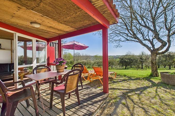 Chalet pour 5 personnes, avec piscine ainsi que jardin et terrasse, animaux acceptés