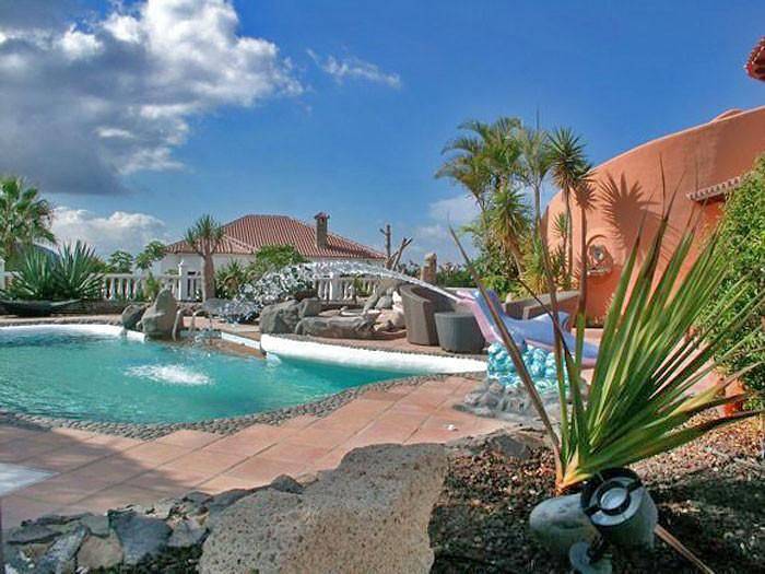 Luxurious villa in Chayofa with pool, terrace and furnished Bbq area in Chayofa, Arona